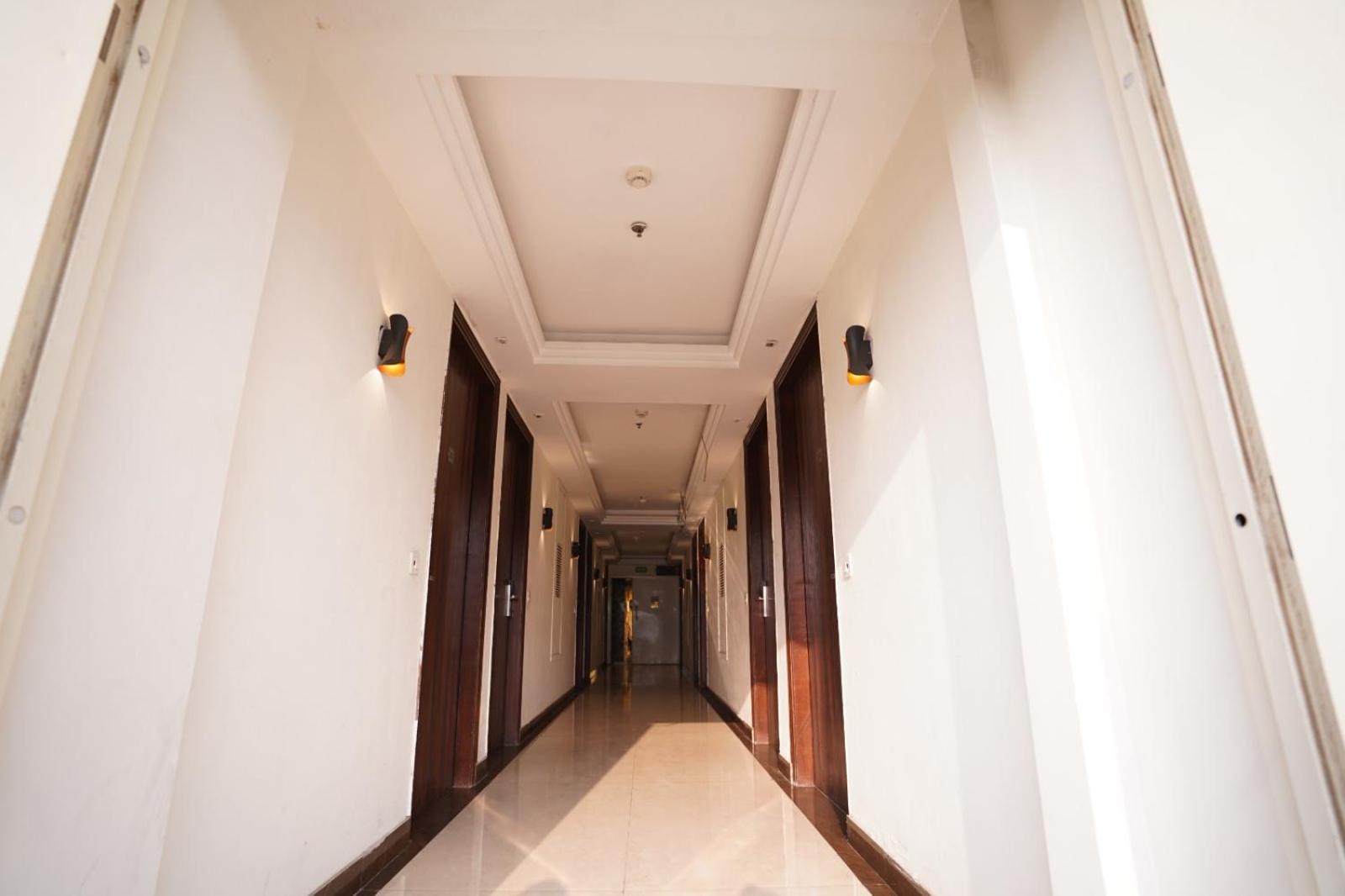 Hotel Leo Saffron - Pitampura Delhi  Exterior photo